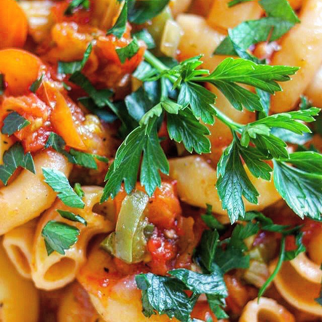 Macaroni with fresh tomatoes