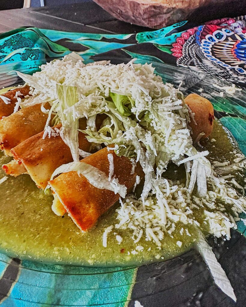 Flautas de Pollo Ahogadas En Salsa Verde