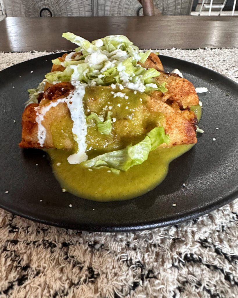 Flautas de Pollo Ahogadas En Salsa Verde